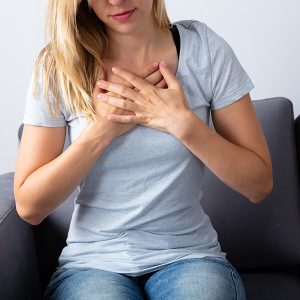 כיצד לטפל בצרבות ובחילות באמצעות תזונה וצמחי מרפא